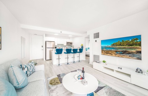 Diamond Head - Kapahulu - St. Louis Condo | Newly Renovated 2 Bedroom Condo, 1 Block to Waikiki Beach, Free Parking