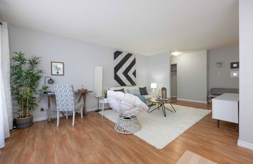 Fort McMurray Apartment | Newly Renovated 2BR | w/ Free Parking & Fast WiFi