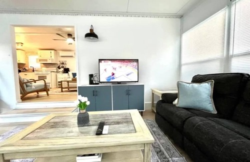 Sherkston Cottage | Newly renovated 2-bedroom trailer with large add-a-room in Sherkston Shores park