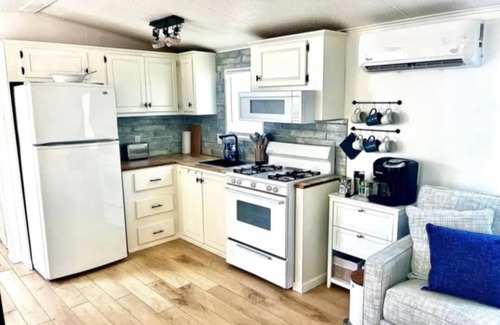 Sherkston Cottage | Newly renovated 2-bedroom trailer with large add-a-room in Sherkston Shores park