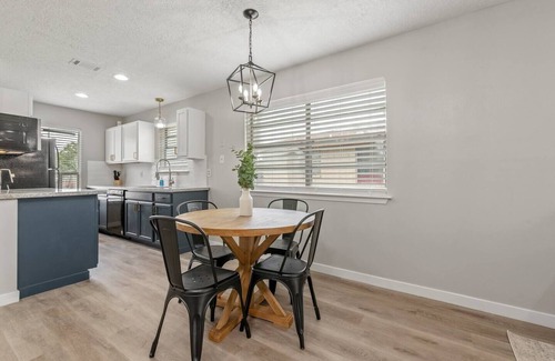 Villa West House | NEWLY Renovated 2b/1b ~ 2 Miles from CAMPUS!