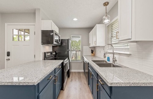 Villa West House | NEWLY Renovated 2b/1b ~ 2 Miles from CAMPUS!