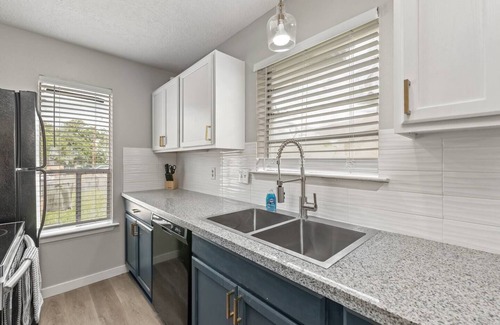 Villa West House | NEWLY Renovated 2b/1b ~ 2 Miles from CAMPUS!