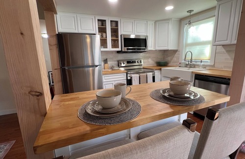 West Tisbury House | Newly renovated 2BR house, FREE CAR w/beach sticker, pet friendly, sleeps 8