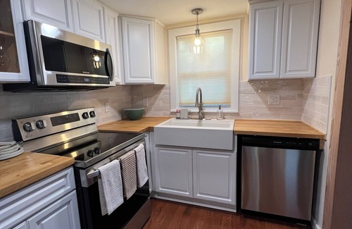 West Tisbury House | Newly renovated 2BR house, FREE CAR w/beach sticker, pet friendly, sleeps 8