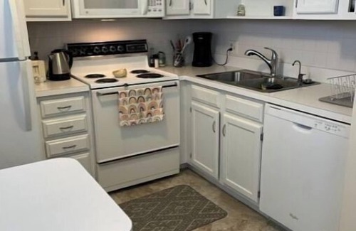 Vero Beach Condo | Newly renovated 2bed 2 bath. 1.5 mile to all 3 beautiful beaches. Sleeps 5.