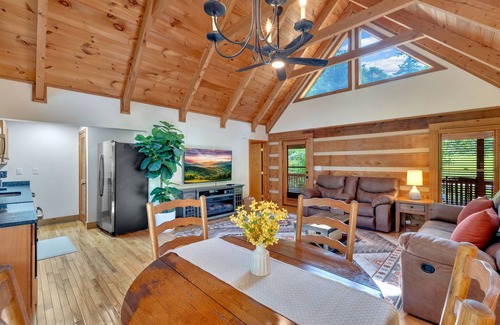 Newland Cabin | Newly Renovated-2BR/2BA Near Grandfather Mtn