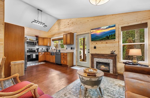 Newland Cabin | Newly Renovated 3/2 Cabin & Resort-Style Amenities, Golf community, Fire-Pit, AC