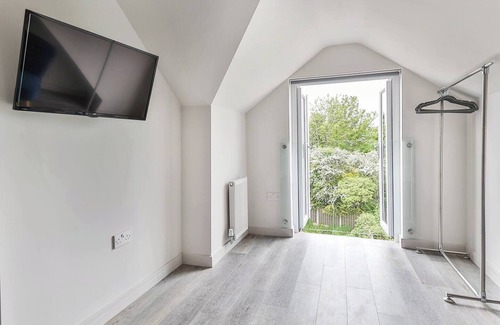 Sheffield Apartment | Newly Renovated 3 bed 2 bath Apartment & Parking