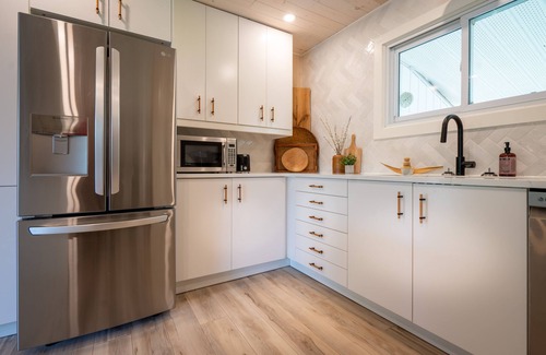 Dashwood Cottage | Newly-Renovated, 3-Bedroom Cottage + Bunkie, Steps to Private Beach, Grand Bend!