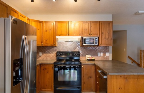 East Kootenay Condo | Newly Renovated 3 Bedroom l Sleeps 8