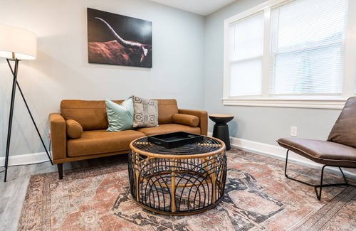 Lakeshore South House | Newly Renovated 3 Bedroom House Near Murray Hill