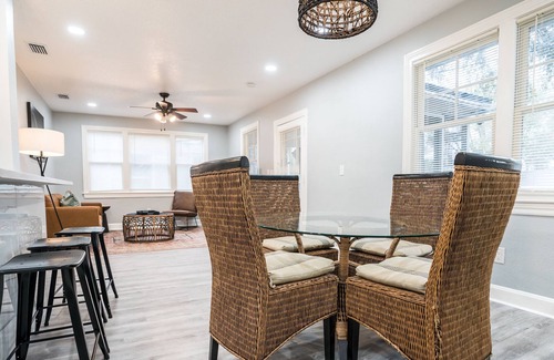 Lakeshore South House | Newly Renovated 3 Bedroom House Near Murray Hill