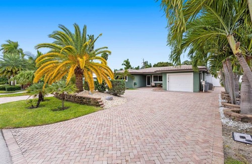 Santa Barbara Estates House | Newly Renovated 3 Bedrooms Near the Beach and Rest