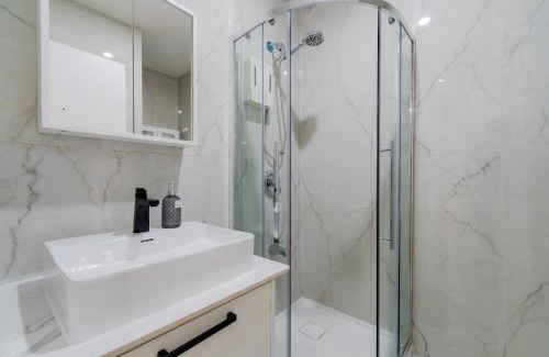 Cote-Des-Neiges—Notre-Dame-De-Grace Apartment | Newly Renovated 3BR 2BA Spacious and Modern