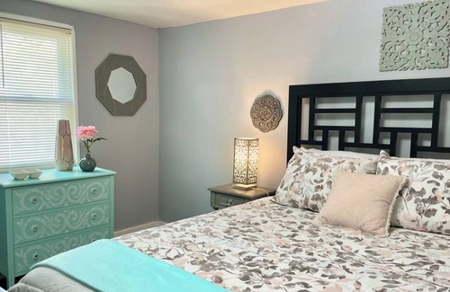 Burlington House | Newly Renovated 3BR Townhouse near Sesame Place