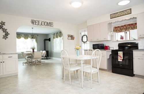 Gordonville House | Newly Renovated 3br House In The Heart Of Amish Country