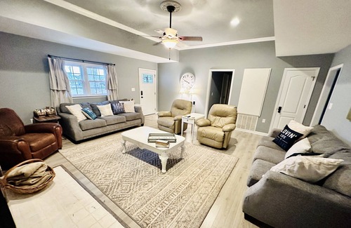 Deatsville House | Newly Renovated 4 BD/2.5 BA Lakehouse w/ dock, kayak, paddle boat & lily pad.