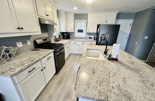 Deatsville House | Newly Renovated 4 BD/2.5 BA Lakehouse w/ dock, kayak, paddle boat & lily pad.