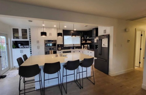 Sidney House | Newly Renovated 4 Bedroom 2 bath Suite in Beautiful Sidney by the Sea