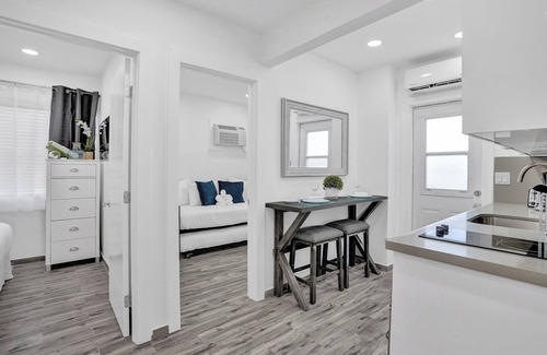Hollywood Condo | Newly Renovated #4 Close to the Beach w/Parking