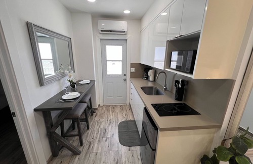 Hollywood Condo | Newly Renovated #4 Close to the Beach w/Parking