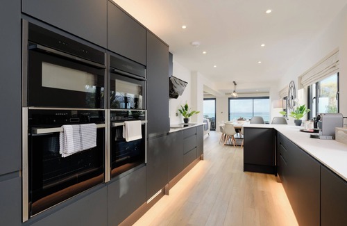 Carbis Bay House | Newly renovated 4 en-suite bedrooms, panoramic sea views, Hot Tub, EV charger