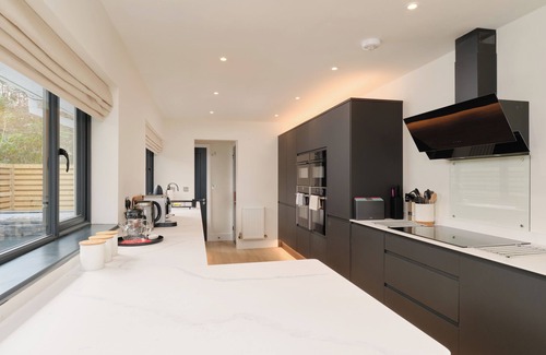 Carbis Bay House | Newly renovated 4 en-suite bedrooms, panoramic sea views, Hot Tub, EV charger