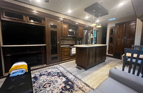 Rainier House | Newly Renovated 5th wheel available now!