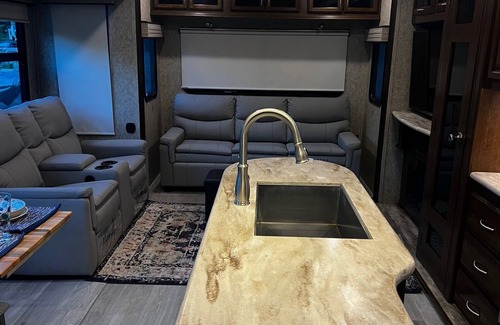 Rainier House | Newly Renovated 5th wheel available now!