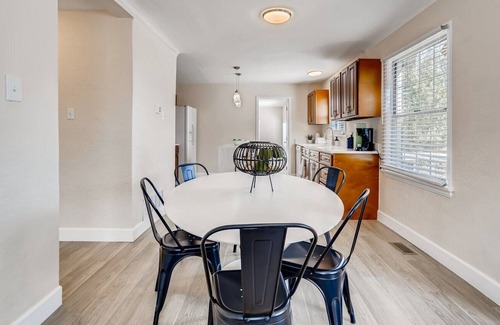 Lamar Heights Area House | Newly Renovated 6 Bedroom/3 Bathroom Home