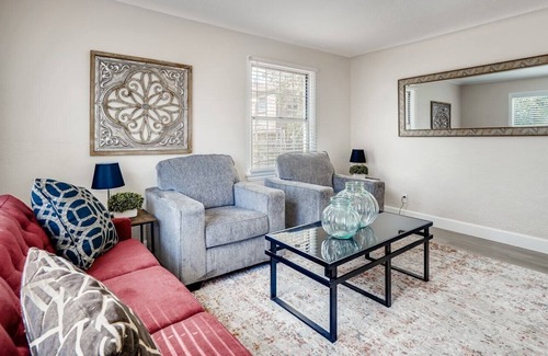 Lamar Heights Area House | Newly Renovated 6 Bedroom/3 Bathroom Home