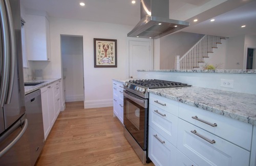 Cliff Walk House | Newly Renovated 6BR with Parking & Outdoor Shower!