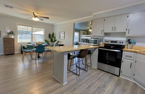 Porum House | Newly Renovated Amazing Lake Retreat! Sleeps 11- Walk to Water & Boat Ramp!