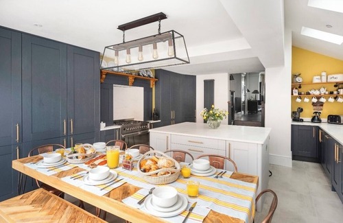 Felixstowe House | Newly Renovated and Modernised 5 Bedroomed Seaside Victorian House. Sleeps 10-12