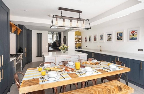 Felixstowe House | Newly Renovated and Modernised 5 Bedroomed Seaside Victorian House. Sleeps 10-12