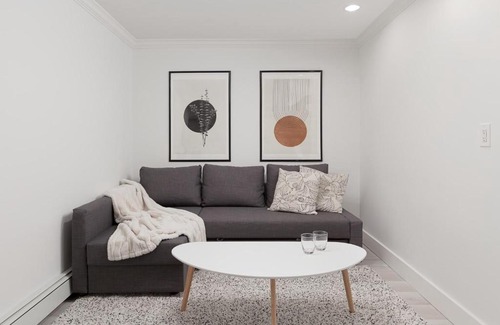 Burnaby House | Newly Renovated and Tastefully Furnished 1 BD- 1Bath Suite