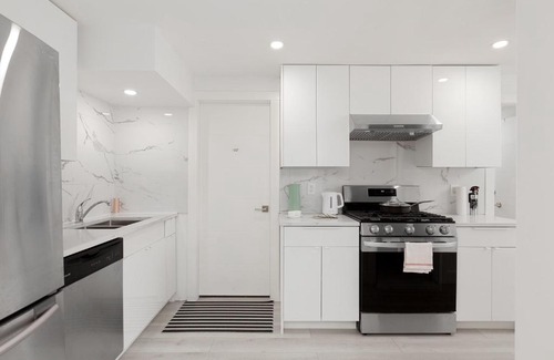Burnaby House | Newly Renovated and Tastefully Furnished 1 BD- 1Bath Suite