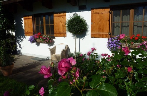 Wackersberg Apartment | Newly renovated apartment Heissbauer Obstgarten! Wonderful mountain view, central
