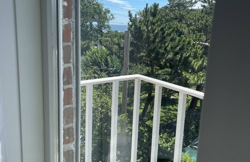 Admiral Estates Condo | Newly renovated Beach Block Condo with Pool