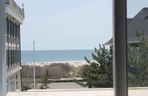 Admiral Estates Condo | Newly renovated Beach Block Condo with Pool