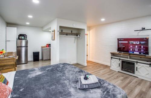 Rochester Apartment | Newly Renovated Bright Studio