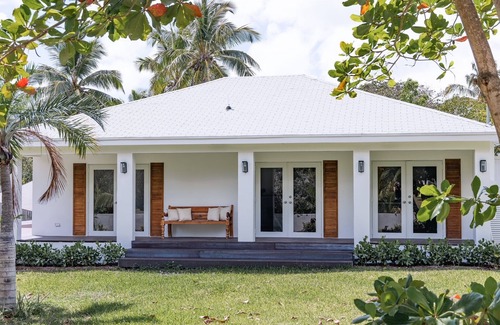 Dunmore Town Cottage | Newly renovated Coastal cottage steps to Pink Sand Beach- Somewhere in the Sun