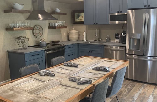 Charleston Historic District Apartment | Newly renovated carriage house walking distance to King Street, parks, and more!