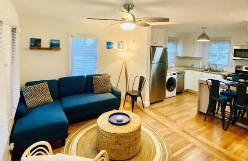 Easton's Point Cottage | Newly Renovated - Charming Cottage by Easton's Beach