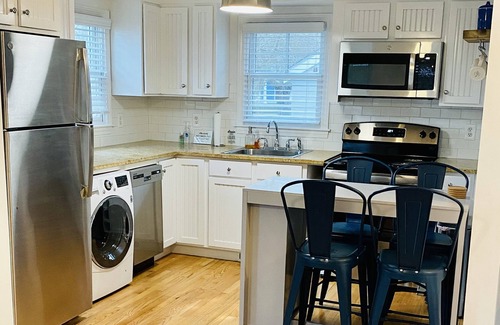 Easton's Point Cottage | Newly Renovated - Charming Cottage by Easton's Beach