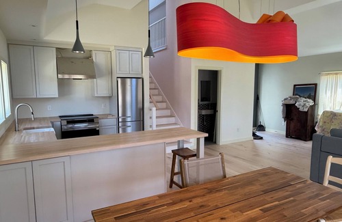 Chilmark Cottage | Newly Renovated Charming Guest House in Chilmark with WiFi, AC, Covered Porch