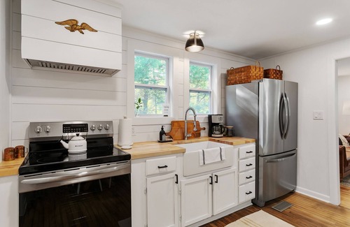 Franklin Cottage | Newly Renovated Charming Little Leiper's Cottage