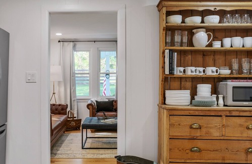 Franklin Cottage | Newly Renovated Charming Little Leiper's Cottage