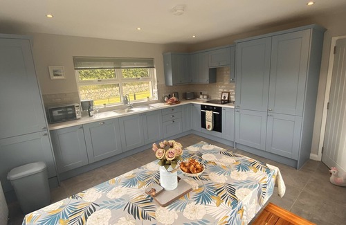 Loughinisland Cottage | *NEWLY RENOVATED* Cosy Country Cottage, Sleeps 5, (4 star)
